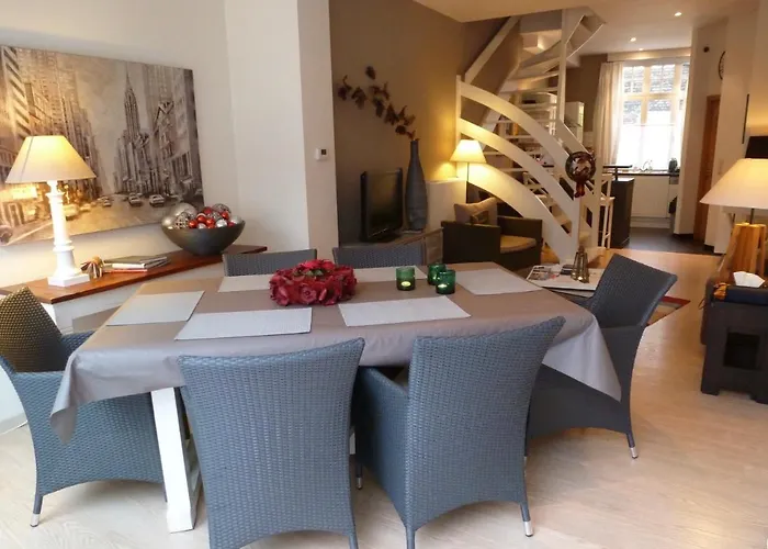 Anna Paula, In A Beautiful Quiet Street, 2 King Beds-2 Bathrooms & Private Garage